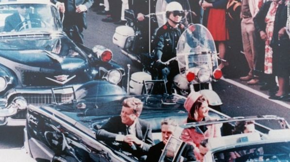 John Kennedy em Dallas, 1964, minutos antes de ser baleado.