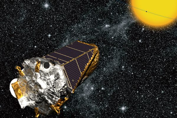 O satélite Kepler detecta planetas observando trânsitos deles à frente de suas estrelas-mães. (Crédito: Nasa)