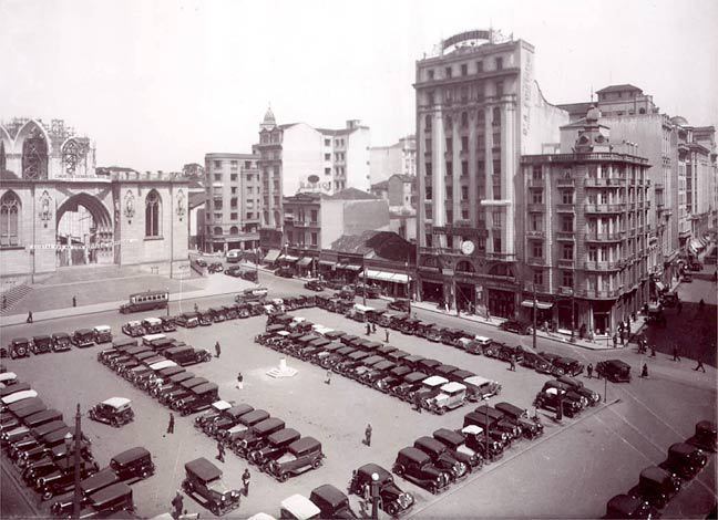 Praça da Sé, 1938, com a catedral ainda em construção. Ela só ficaria pronta 30 anos depois.