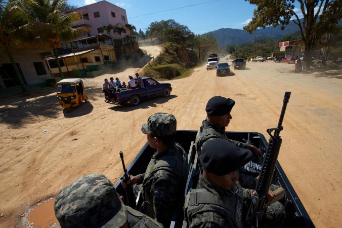 Soldados hondurenhos protegem a expedição dos pesquisadores por regiões remotas do país.