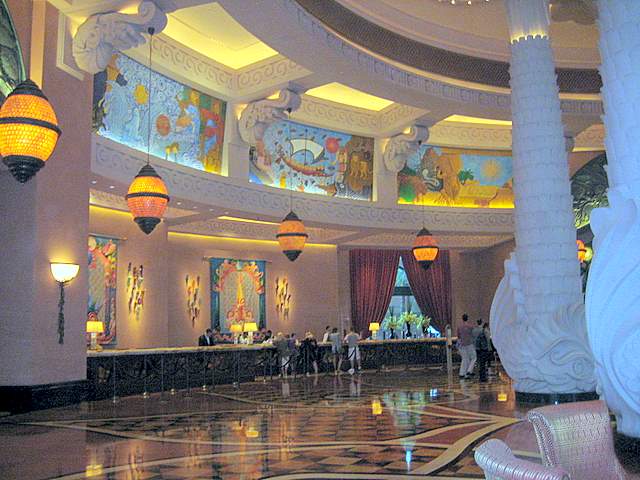 entrance-atlantis-the-palm-hotel-dubai