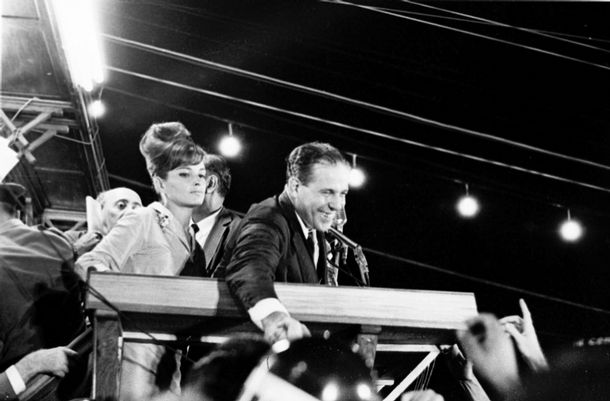 Jango e esposa no comício