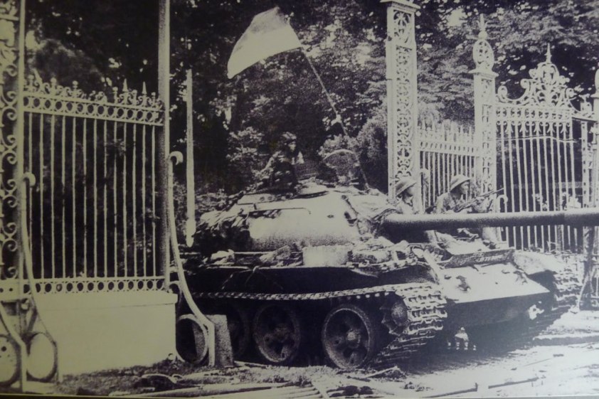 independence-palace-tank-sightseeing-scooter-tour-saigon-1024x683