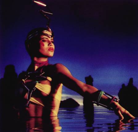 Isadora Ribeiro na abertura do "Fantástico", criação de Hans Donner.