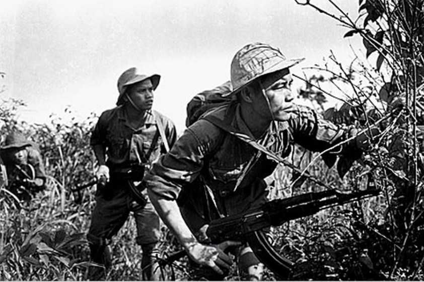 NVA-with-an-AK-47.-The-soldier-on-the-right-was-killed-shortly-after-this-photograph-was-taken-Doan-Cong-Tinh
