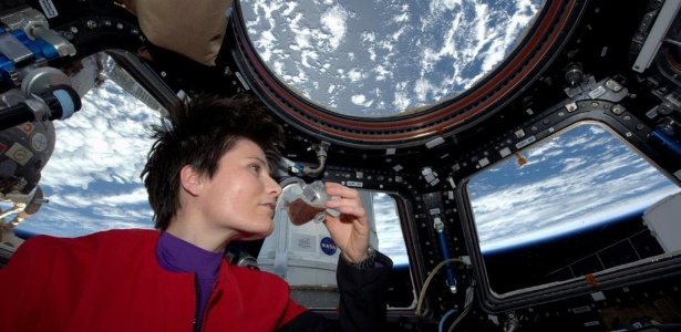Nesta foto postada no Twitter, a astronauta italiana Samantha Cristoforetti bebe café em um copo projetado para uso em gravidade zero na Estação Espacial Internacional