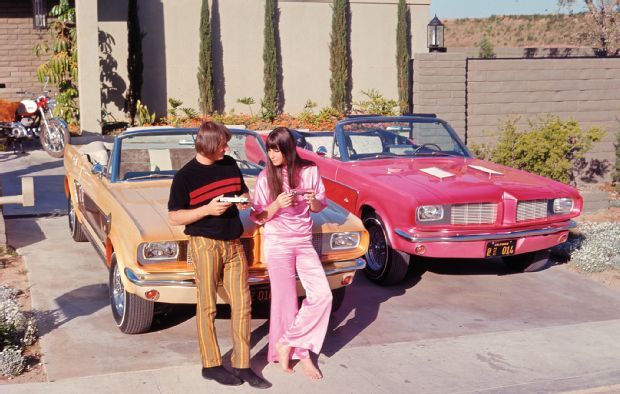 Os Mustang conversíveis que ele fez sob encomenda para Sony e Cher, quando a cantora ainda era casada cm esse cantor. Eram customizados no espírito de "ele e ela".