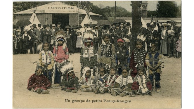 Cartão postal com um pequeno grupo de peles vermelhas, exibidos em 1911