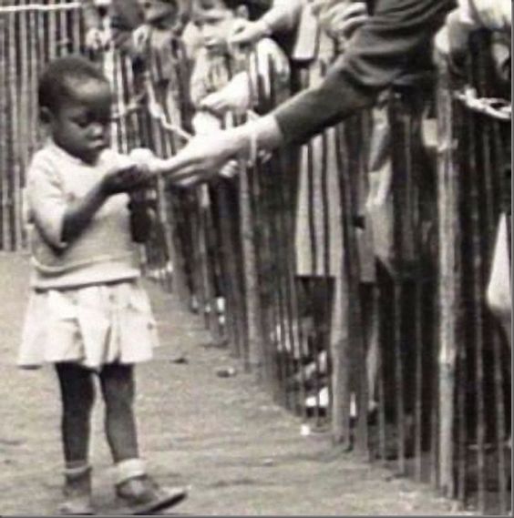 Menininha africana sendo alimentada na "Vila Africana" em Bruxelas, Bélgica , em 1958