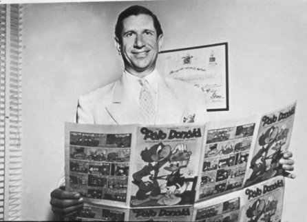 Victor Civita, fundador da Editora Abril, com as provas de uma das primeiras edições da revista "O Pato Donald".
