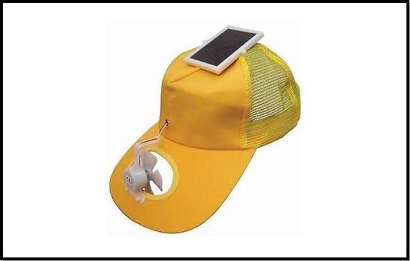 Eh eh... Boné com ventilador. Ele tem uma placa de energia solar que alimenta aquele ventiladorzinho...