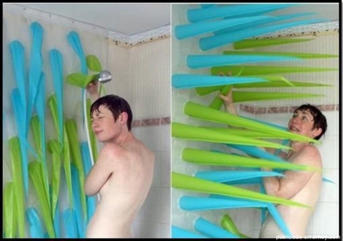 Uma ideia para tempos de economia de água. Essas pontas começam a inflar assim que você abre a torneira do chuveiro.  Em 4 minutos, estão tão cheias de ar que impedem você de continuar debaixo do chuveiro!