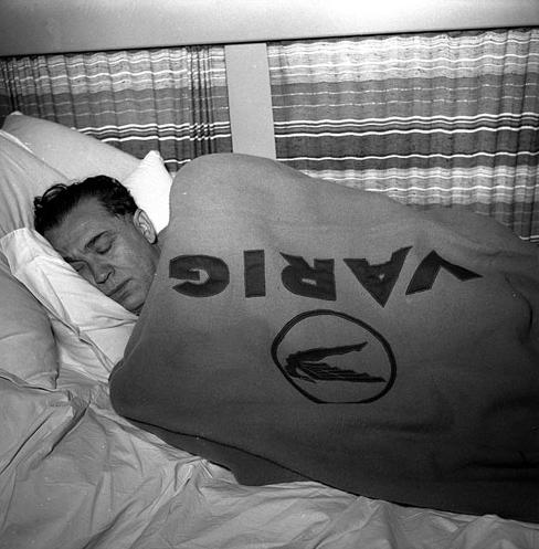 Todo mundo (que podia...) viajava pela Varig. Na foto, o então presidente Juscelino Kubistcheck indo para Brasília.