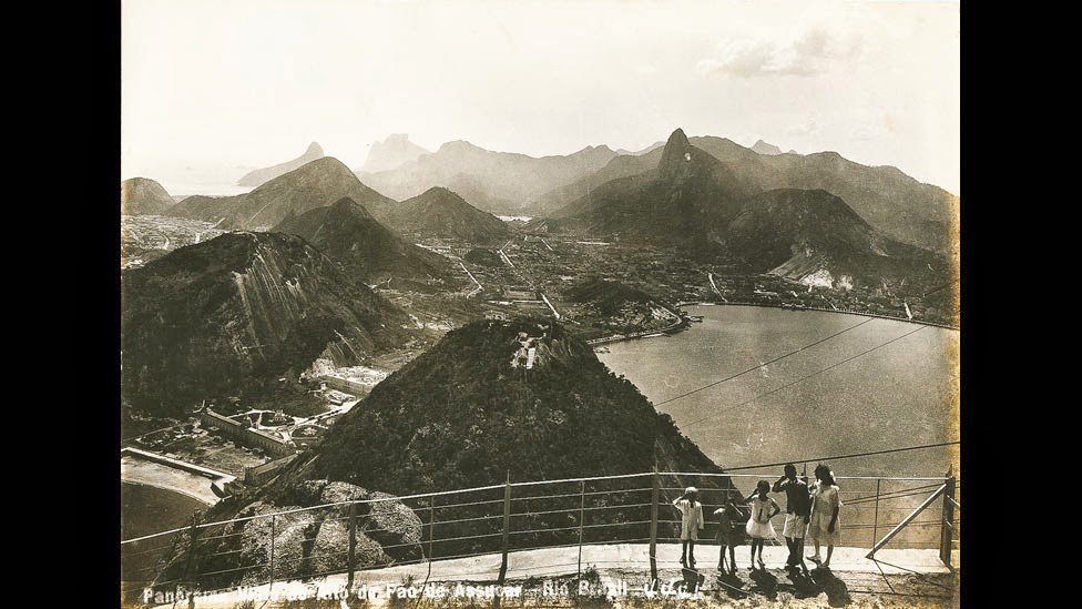 morro do Pão de Açúcar, em uma época em que a estátua do Cristo, no Corcovado, ainda não havia sido inaugurada.