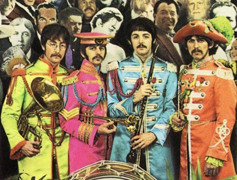 Ali está ele, atrás de Ringo e Paul.