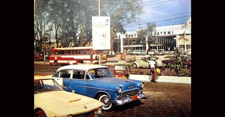 Hoje, onde havia esse osto de gasolina bem em frente a Shopping Iguatemi, há uma moderno e enorme prédio de escritórios.